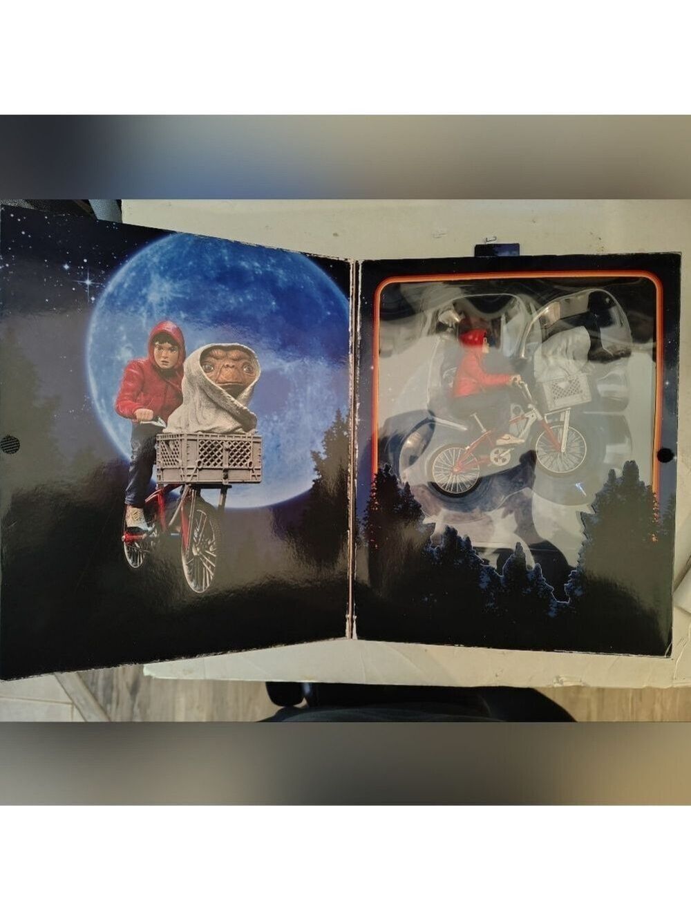 NECA E.T The Extra-Terrestrial 40th Anniversary Elliott & E.T. on Bicycle Figure - Picture 4 of 8
